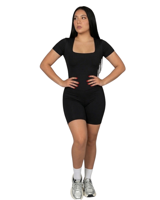 Mod. 707 JUMPSUIT SHORT ESCOTE CUADRADO MANGA CORTA